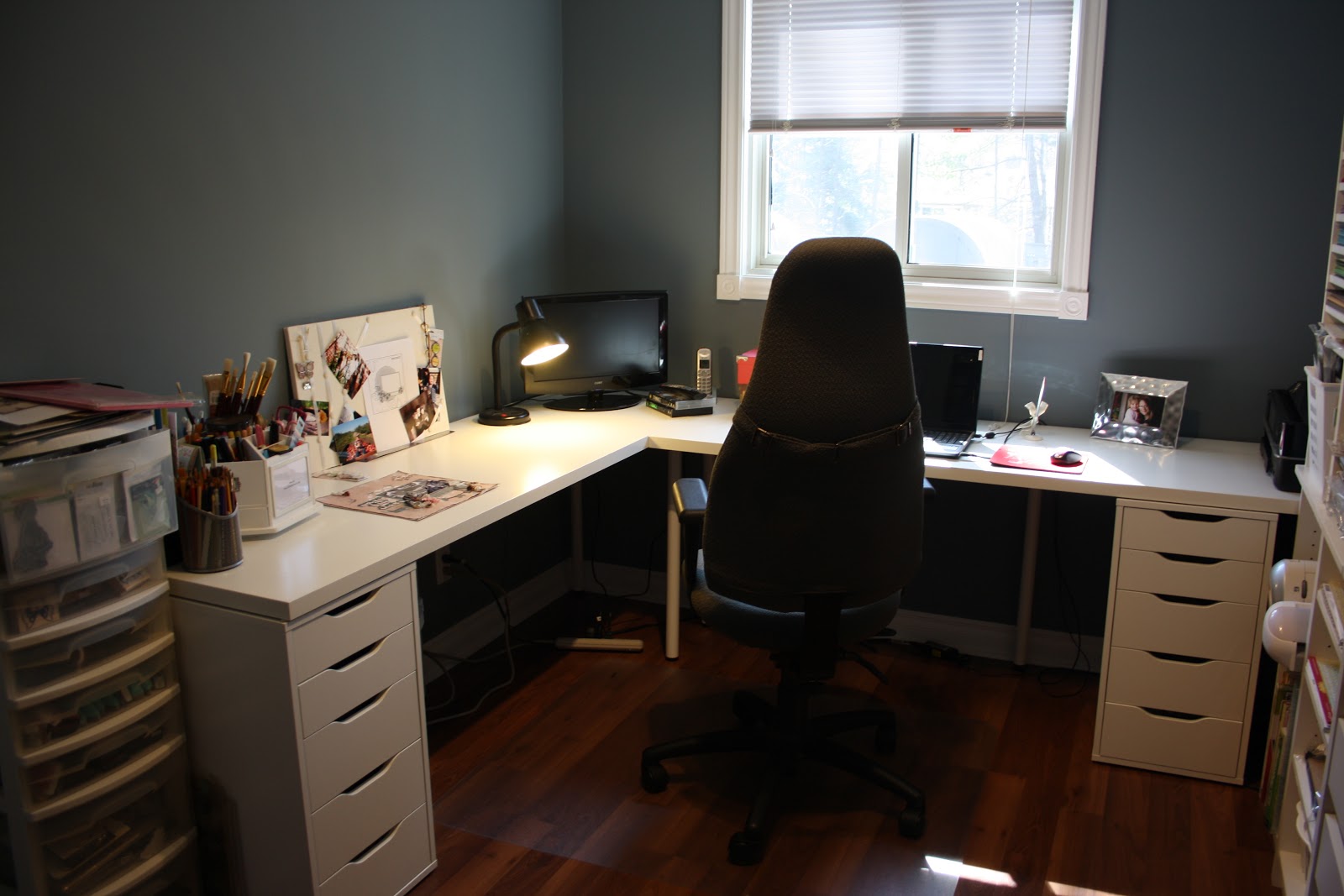 Wooden Home Office Design With L Shaped Desk for Streamer