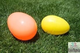 Balloon-shaped eggs - outdoor easter decorations