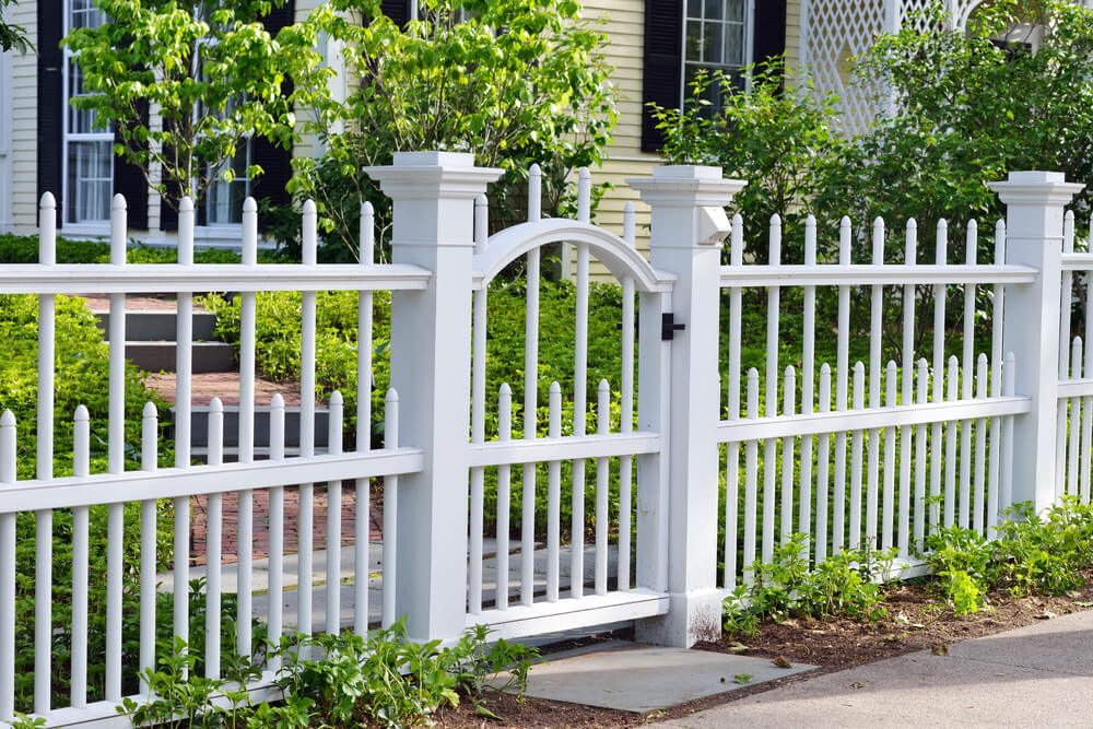30+ Picket Fence Ideas & Best White Picket Fence Designs