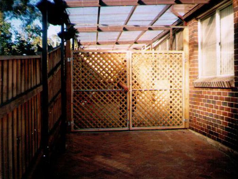 lattice-gates-showing-steel-frame