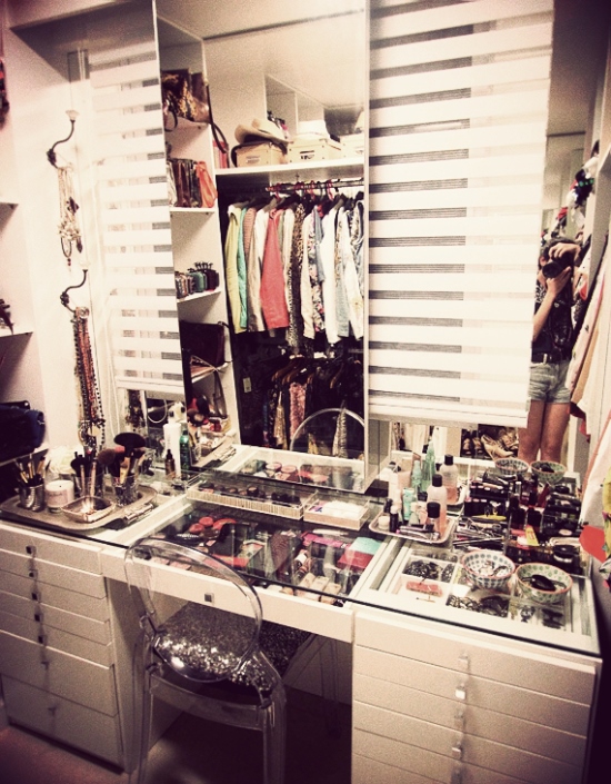 Luxurious-Walk-in-Closet-Vanity-Table-Idea