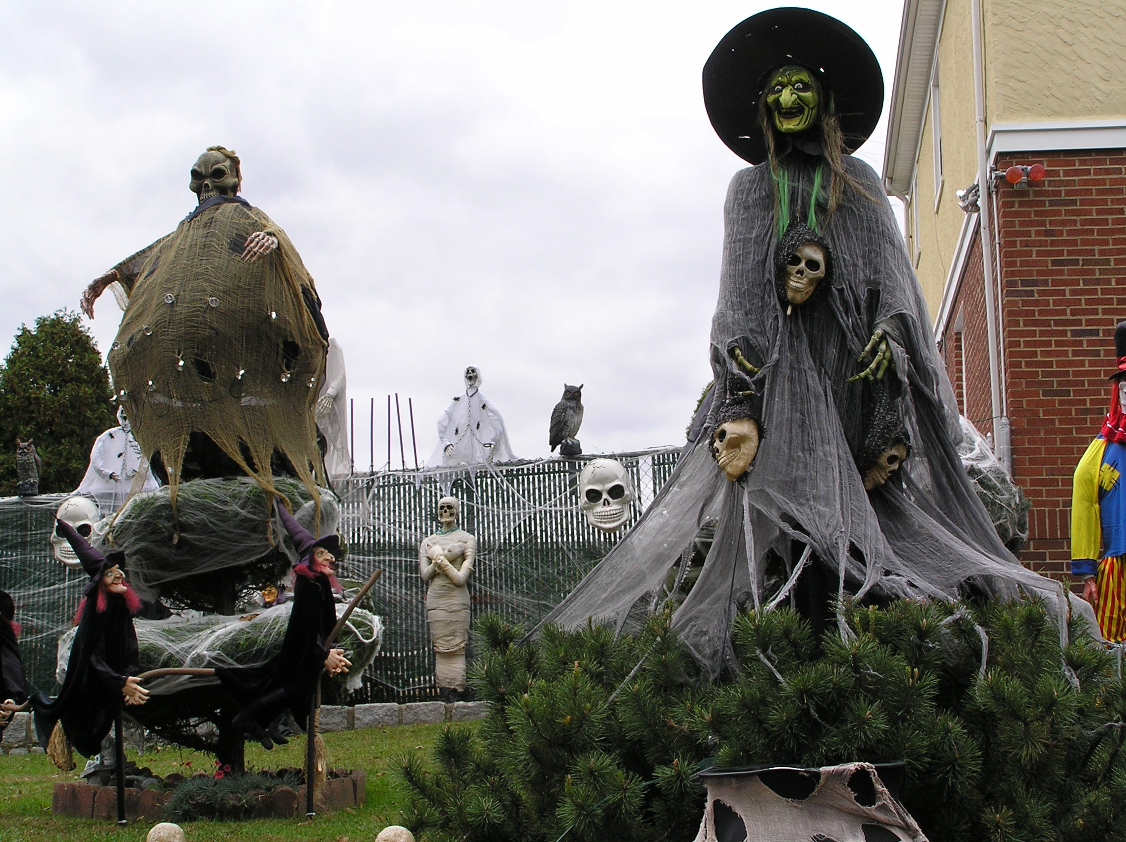 Outdoor Halloween Decorations for most scary witches statues