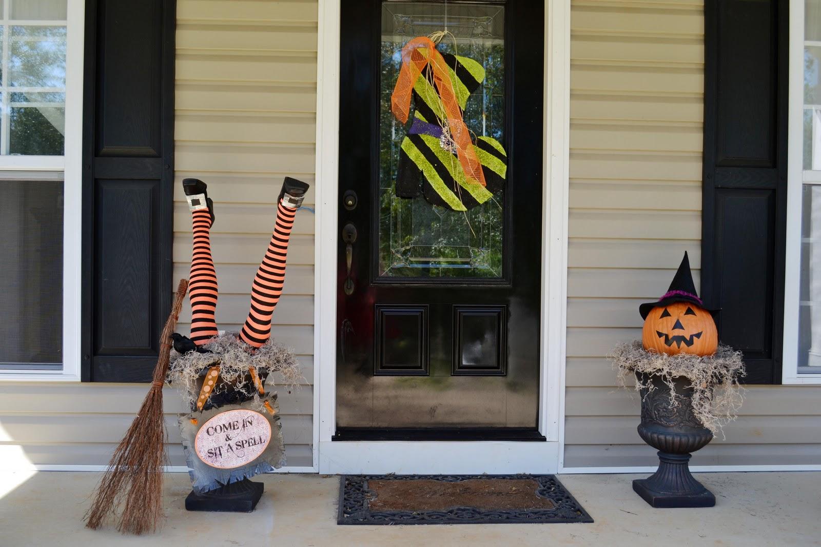 Outdoor Halloween Decorations with wonderful ideas for windows