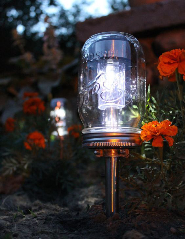 mason-jar-DIY-solar-yard-light