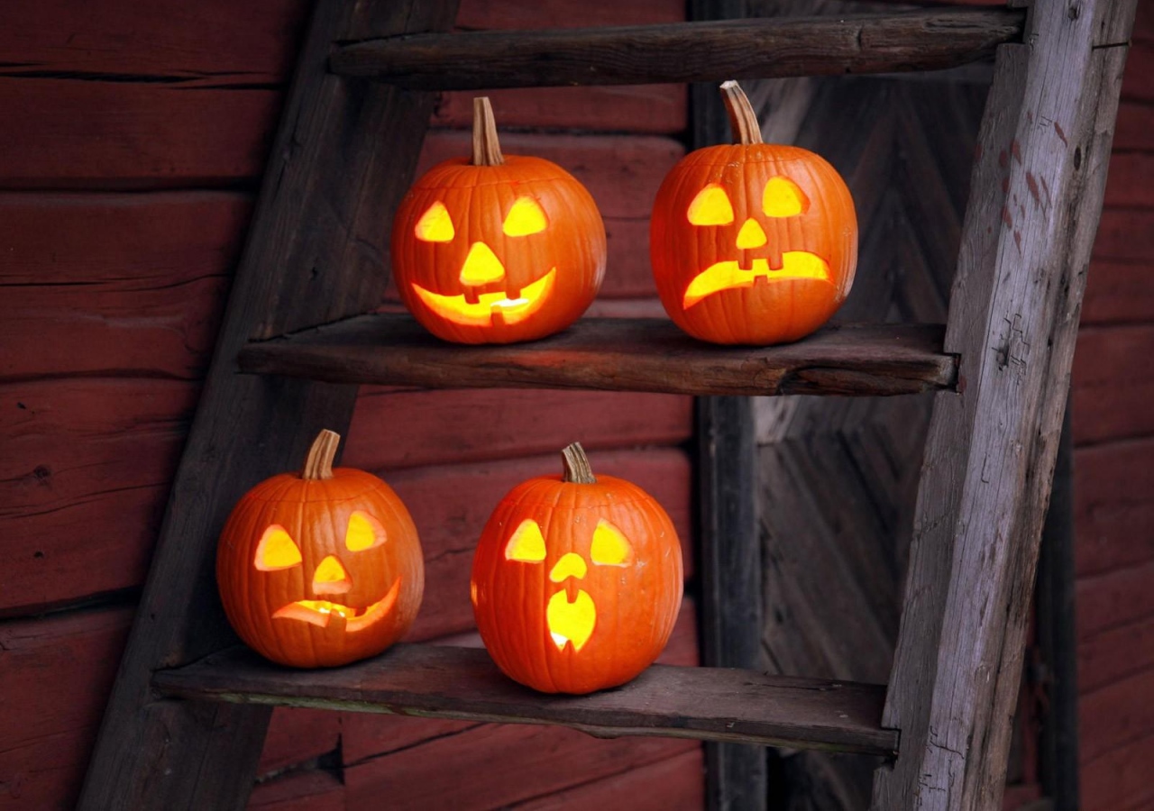 Outdoor Halloween Decorations pumpkin stand on stairs