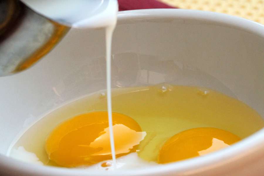 Christmas Punch - Liquefying egg yolks with milk