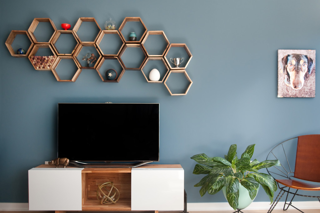 Hexagonal Wall Shelf - wall-decorating-ideas-above-tv